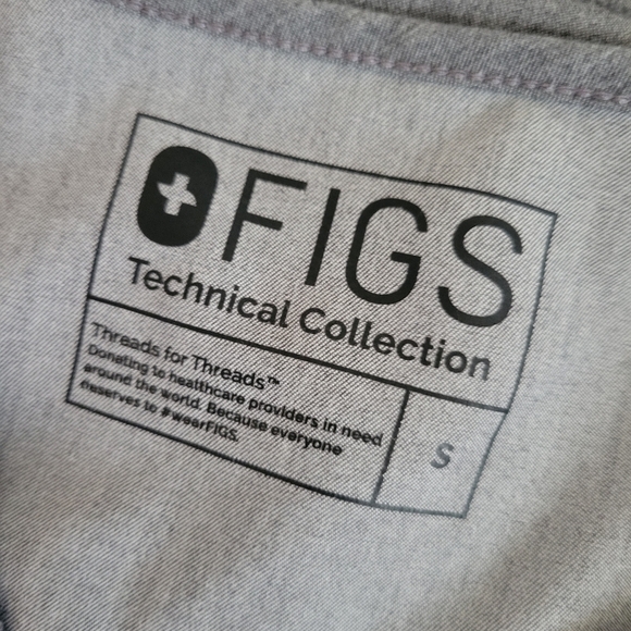 Figs Casma Three Pocket Scrub Top in Graphite - Picture 5 of 6